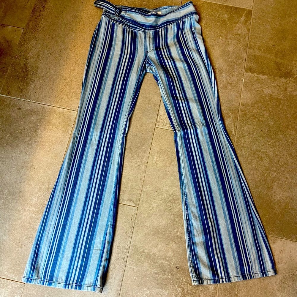 We the Free by Free People low rise flare leg hippie super soft jeans. Size 27